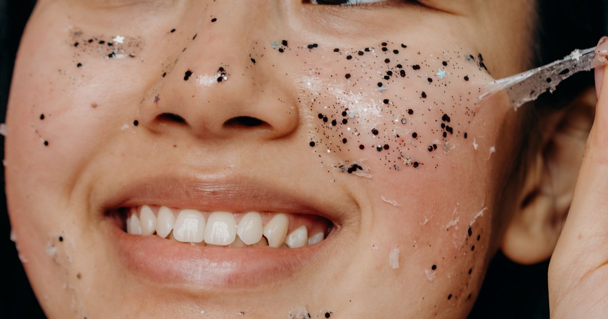 Peeling do twarzy enzymatyczny – jak działa